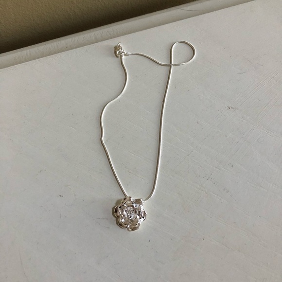 925 Stamped Sterling Silver Dainty Feminine Romantic Rose Pendant Neckla…‎ - Picture 8 of 8